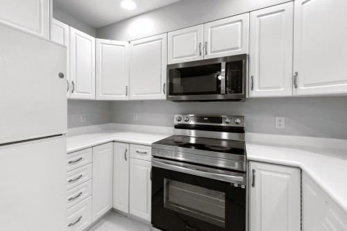21-124 Mills Road, Kelowna, BC - Indoor Photo Showing Kitchen