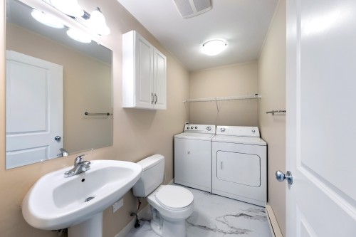 21-124 Mills Road, Kelowna, BC - Indoor Photo Showing Bathroom