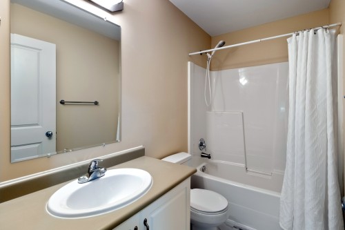 21-124 Mills Road, Kelowna, BC - Indoor Photo Showing Bathroom