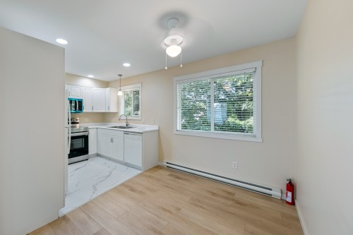 21-124 Mills Road, Kelowna, BC - Indoor Photo Showing Kitchen