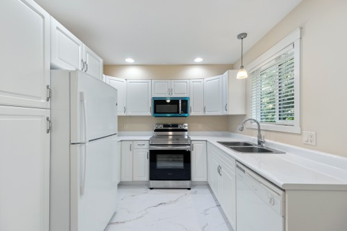 21-124 Mills Road, Kelowna, BC - Indoor Photo Showing Kitchen With Double Sink