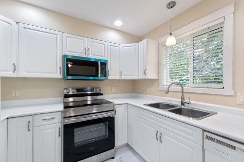 21-124 Mills Road, Kelowna, BC - Indoor Photo Showing Kitchen With Double Sink