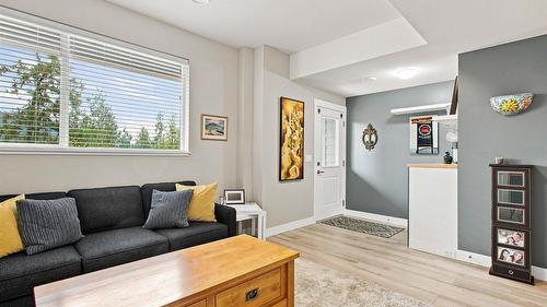 37-2490 Tuscany Drive, West Kelowna, BC - Indoor Photo Showing Living Room