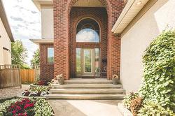 55 Winterhaven DR  Winnipeg, MB R2N 4L3