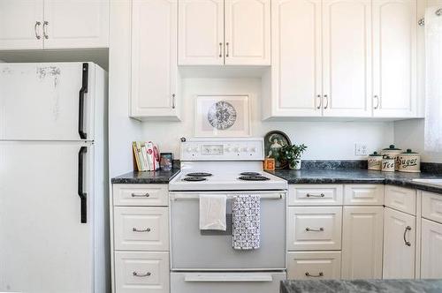 12 Oak Park Dr, Stonewall, MB - Indoor Photo Showing Kitchen