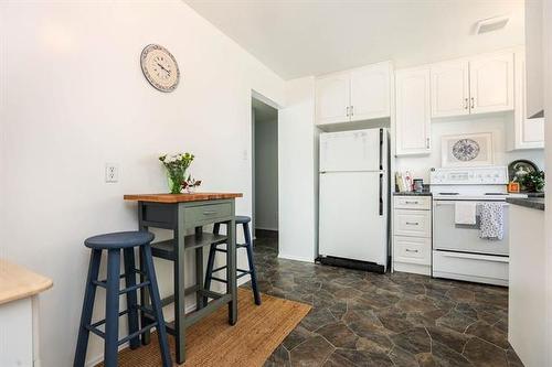 12 Oak Park Dr, Stonewall, MB - Indoor Photo Showing Kitchen