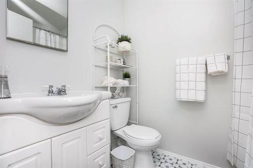 12 Oak Park Dr, Stonewall, MB - Indoor Photo Showing Bathroom