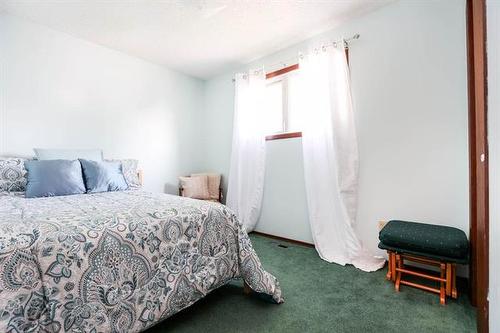 12 Oak Park Dr, Stonewall, MB - Indoor Photo Showing Bedroom
