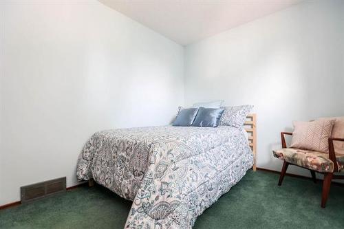 12 Oak Park Dr, Stonewall, MB - Indoor Photo Showing Bedroom