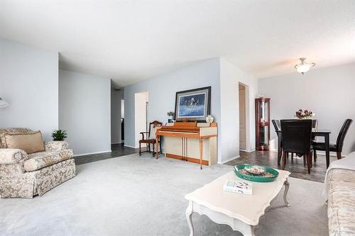 12 Oak Park Dr, Stonewall, MB - Indoor Photo Showing Living Room