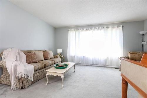 12 Oak Park Dr, Stonewall, MB - Indoor Photo Showing Living Room