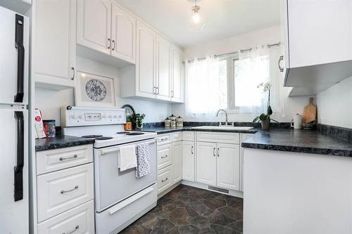 12 Oak Park Dr, Stonewall, MB - Indoor Photo Showing Kitchen
