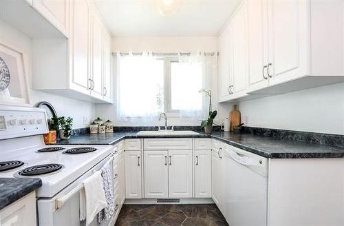 12 Oak Park Dr, Stonewall, MB - Indoor Photo Showing Kitchen