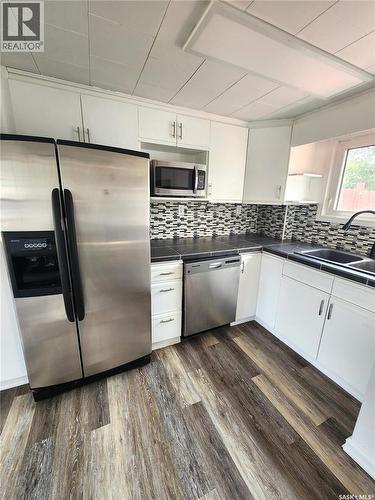 430 3Rd Street, Estevan, SK - Indoor Photo Showing Kitchen With Stainless Steel Kitchen With Double Sink With Upgraded Kitchen