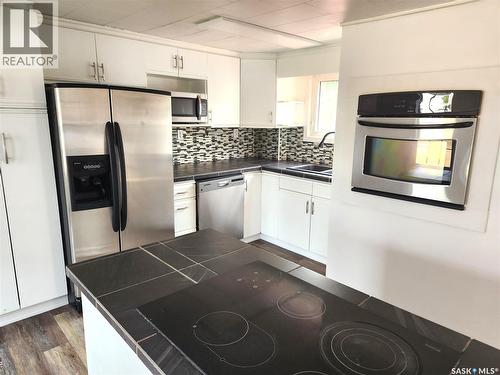 430 3Rd Street, Estevan, SK - Indoor Photo Showing Kitchen With Stainless Steel Kitchen With Upgraded Kitchen