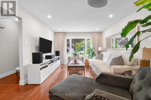 644 Sweetwater Place, Mississauga, ON - Indoor Photo Showing Living Room
