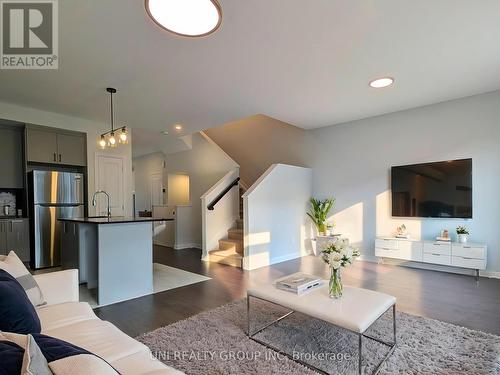 716 Tadpole Crescent, Ottawa, ON - Indoor Photo Showing Living Room