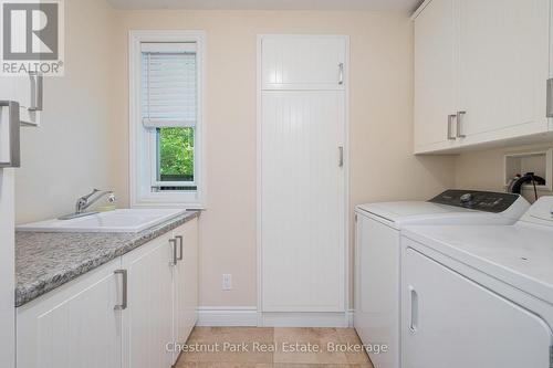 Main floor laundry and plenty of cupboard space - 71 Hickory Street, Collingwood, ON - Indoor Photo Showing Laundry Room
