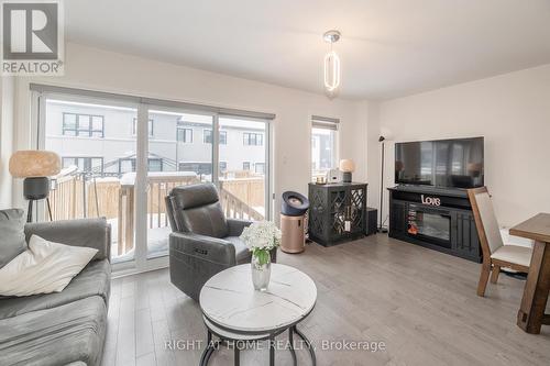 30 Caspian Square, Clarington, ON - Indoor Photo Showing Living Room