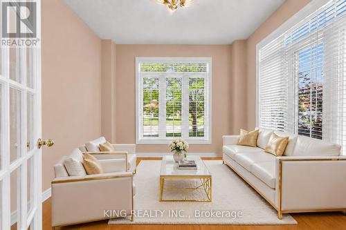 100 Pantomine Boulevard, Brampton, ON - Indoor Photo Showing Living Room