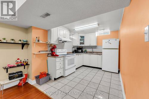 100 Pantomine Boulevard, Brampton, ON - Indoor Photo Showing Kitchen