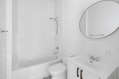 Bathroom - 4-1228 Rue St-Mathieu, Montréal (Ville-Marie), QC - Indoor Photo Showing Bathroom