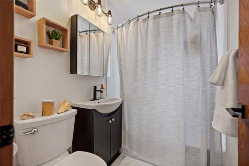 40 Argonne Bay, Winnipeg, MB - Indoor Photo Showing Bathroom