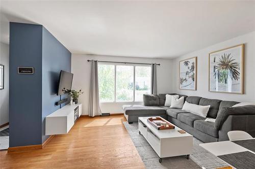 40 Argonne Bay, Winnipeg, MB - Indoor Photo Showing Living Room