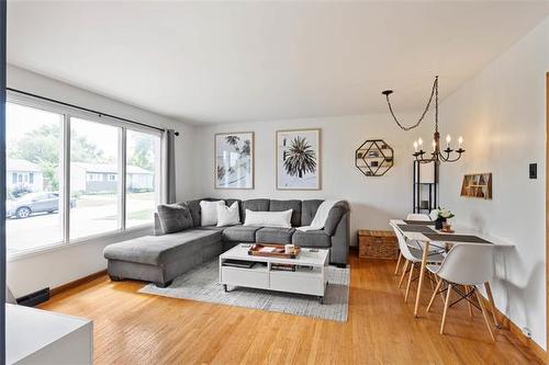 40 Argonne Bay, Winnipeg, MB - Indoor Photo Showing Living Room