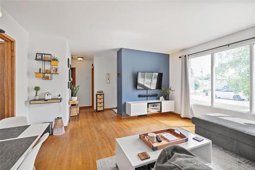 40 Argonne Bay, Winnipeg, MB - Indoor Photo Showing Living Room