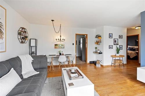 40 Argonne Bay, Winnipeg, MB - Indoor Photo Showing Living Room