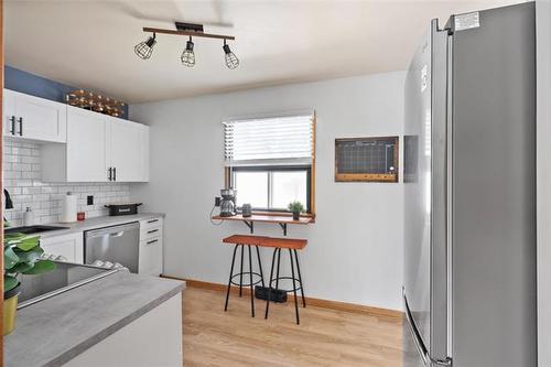 40 Argonne Bay, Winnipeg, MB - Indoor Photo Showing Kitchen