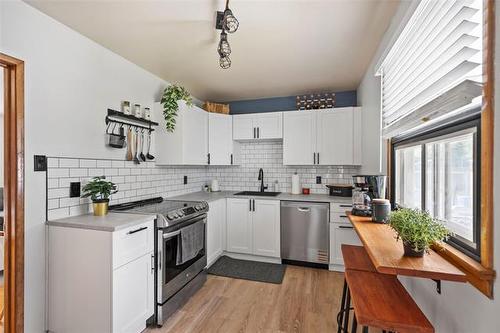 40 Argonne Bay, Winnipeg, MB - Indoor Photo Showing Kitchen With Upgraded Kitchen