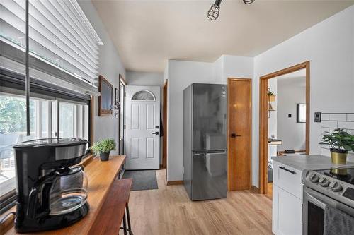 40 Argonne Bay, Winnipeg, MB - Indoor Photo Showing Kitchen