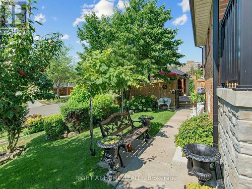 2 Grenadine Court, Toronto, ON - Outdoor
