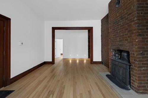 Salon - 1-1232 Rue St-Mathieu, Montréal (Ville-Marie), QC - Indoor With Fireplace