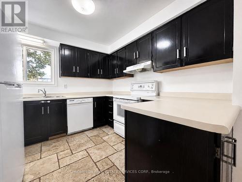 22 Poplar Crescent, Aurora, ON - Indoor Photo Showing Kitchen