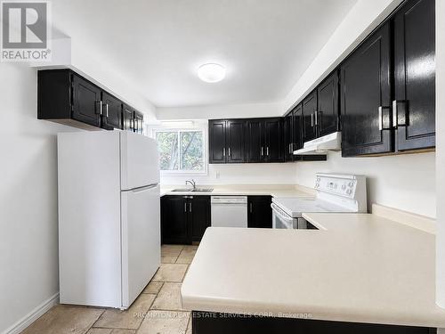 22 Poplar Crescent, Aurora, ON - Indoor Photo Showing Kitchen With Double Sink