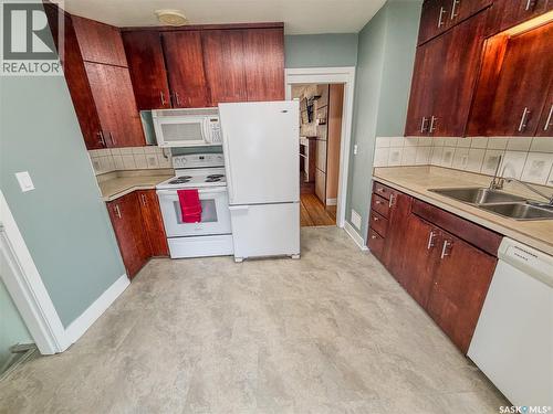228 8Th Avenue E, Melville, SK - Indoor Photo Showing Kitchen With Double Sink
