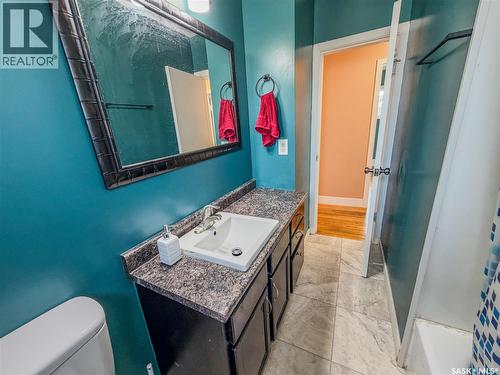 228 8Th Avenue E, Melville, SK - Indoor Photo Showing Bathroom