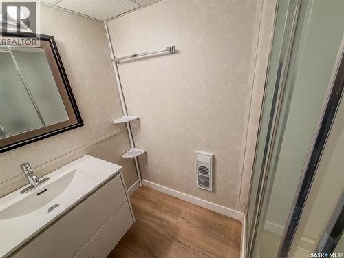 228 8Th Avenue E, Melville, SK - Indoor Photo Showing Bathroom