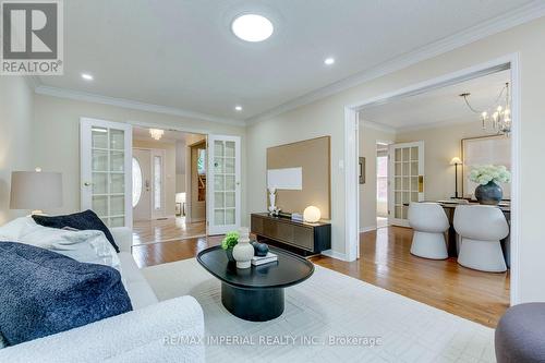 4303 Mayflower Drive, Mississauga, ON - Indoor Photo Showing Living Room