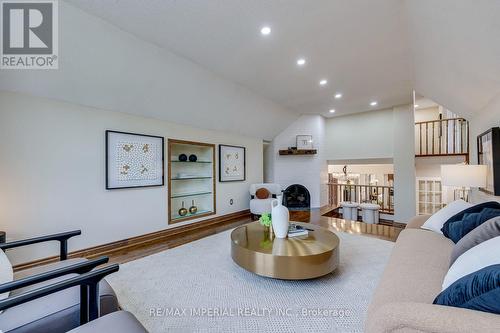 4303 Mayflower Drive, Mississauga, ON - Indoor Photo Showing Living Room