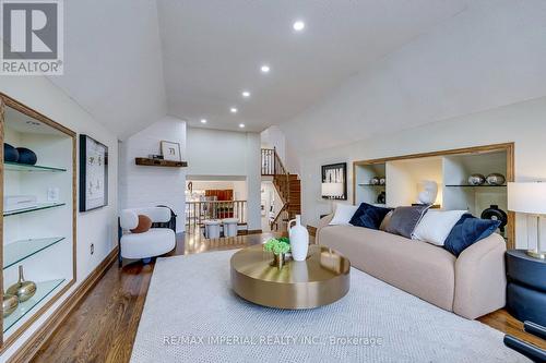 4303 Mayflower Drive, Mississauga, ON - Indoor Photo Showing Living Room