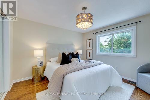 4303 Mayflower Drive, Mississauga, ON - Indoor Photo Showing Bedroom