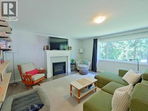 5720 Allen Ave, Powell River, BC - Indoor Photo Showing Living Room With Fireplace