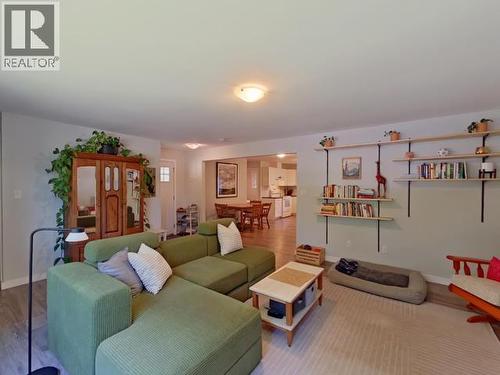 5720 Allen Ave, Powell River, BC - Indoor Photo Showing Living Room