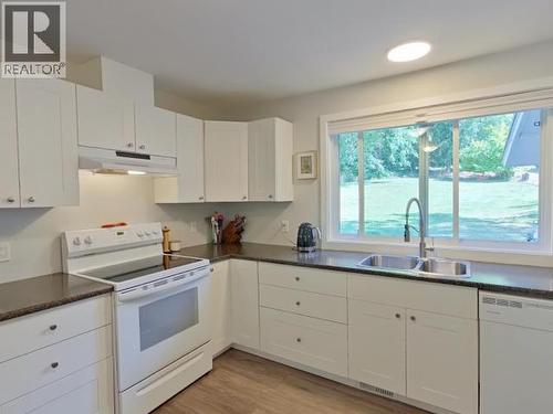 5720 Allen Ave, Powell River, BC - Indoor Photo Showing Kitchen With Double Sink