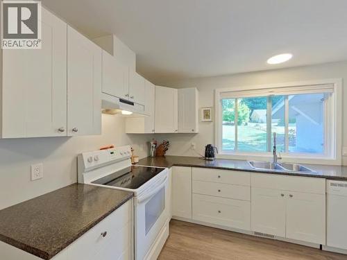 5720 Allen Ave, Powell River, BC - Indoor Photo Showing Kitchen With Double Sink