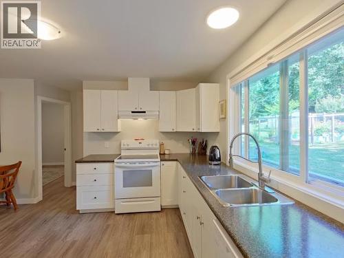 5720 Allen Ave, Powell River, BC - Indoor Photo Showing Kitchen With Double Sink